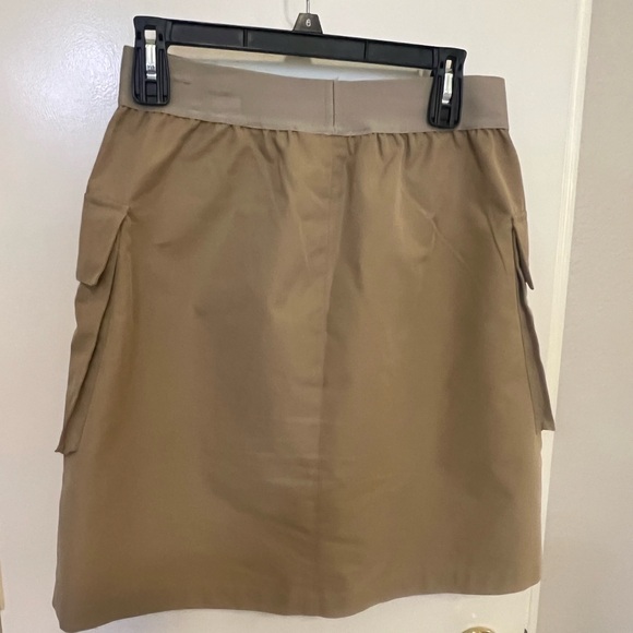 Tan essentials skirt with big front pockets, size medium - Picture 2 of 8